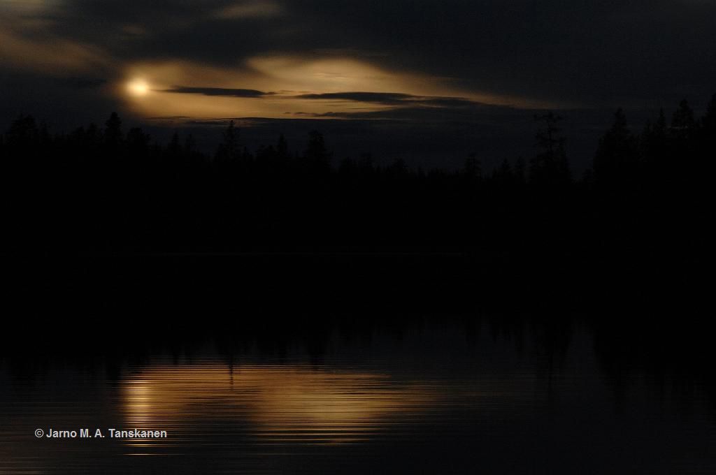 jokijarvi_yonaurinko_lappi__20090712_225539.jpg