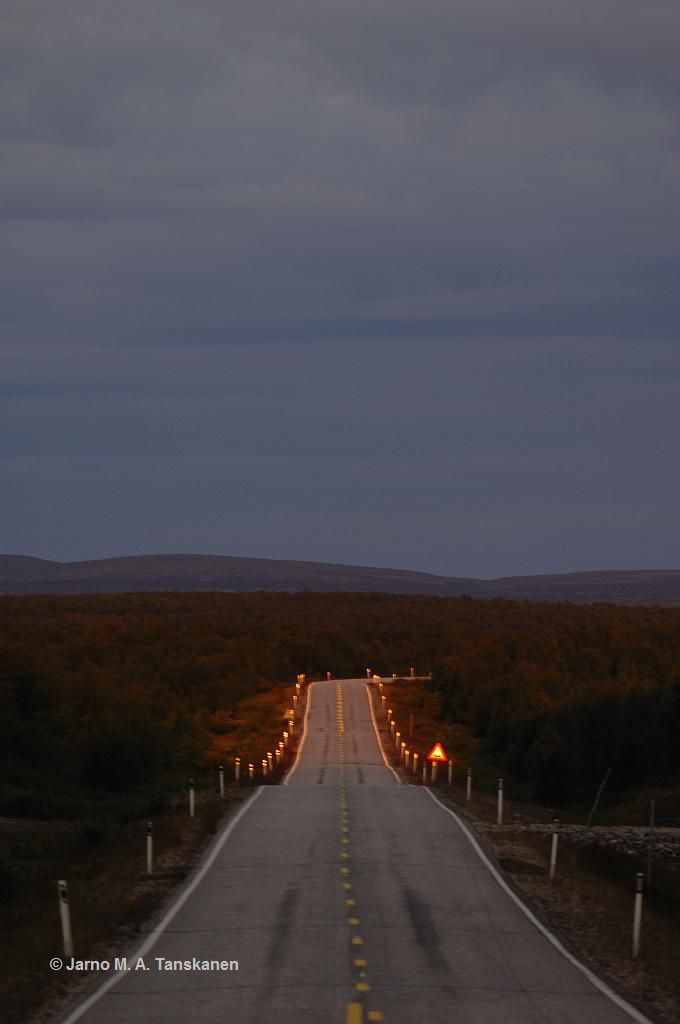 midnight_sun_on_roadmarks_norway_20090722_234252.jpg